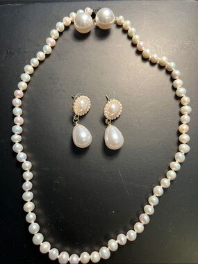 Pearl necklace and two set of earrings.